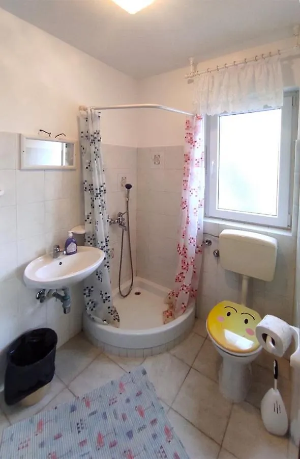Apartment Meri, Spacious Apartment In A Quiet Location Near The Beach Medulin
