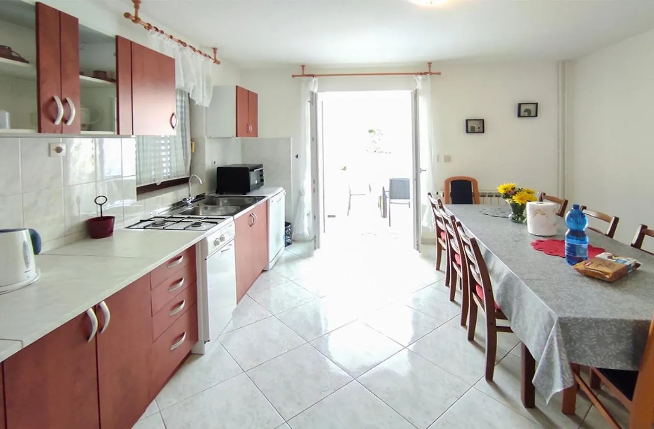 Apartment Meri, Spacious Apartment In A Quiet Location Near The Beach Medulin