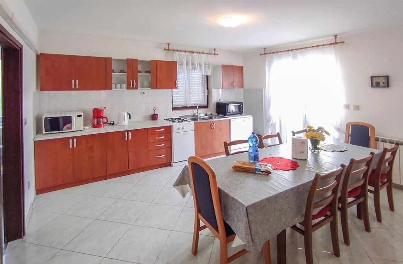 Apartment Meri, Spacious Apartment In A Quiet Location Near The Beach Medulin
