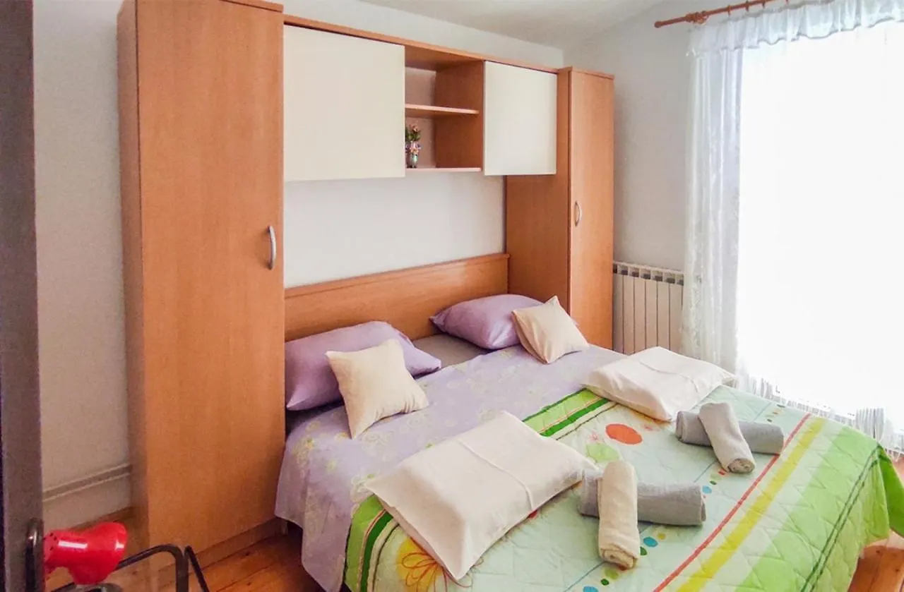 Apartment Meri, Spacious Apartment In A Quiet Location Near The Beach Μεντουλίν