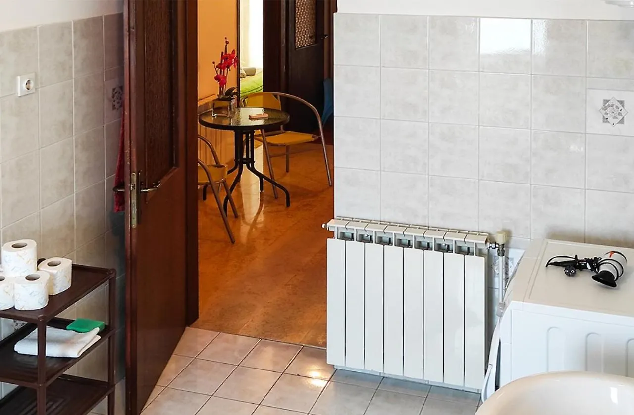 Apartment Meri, Spacious Apartment In A Quiet Location Near The Beach Medulin