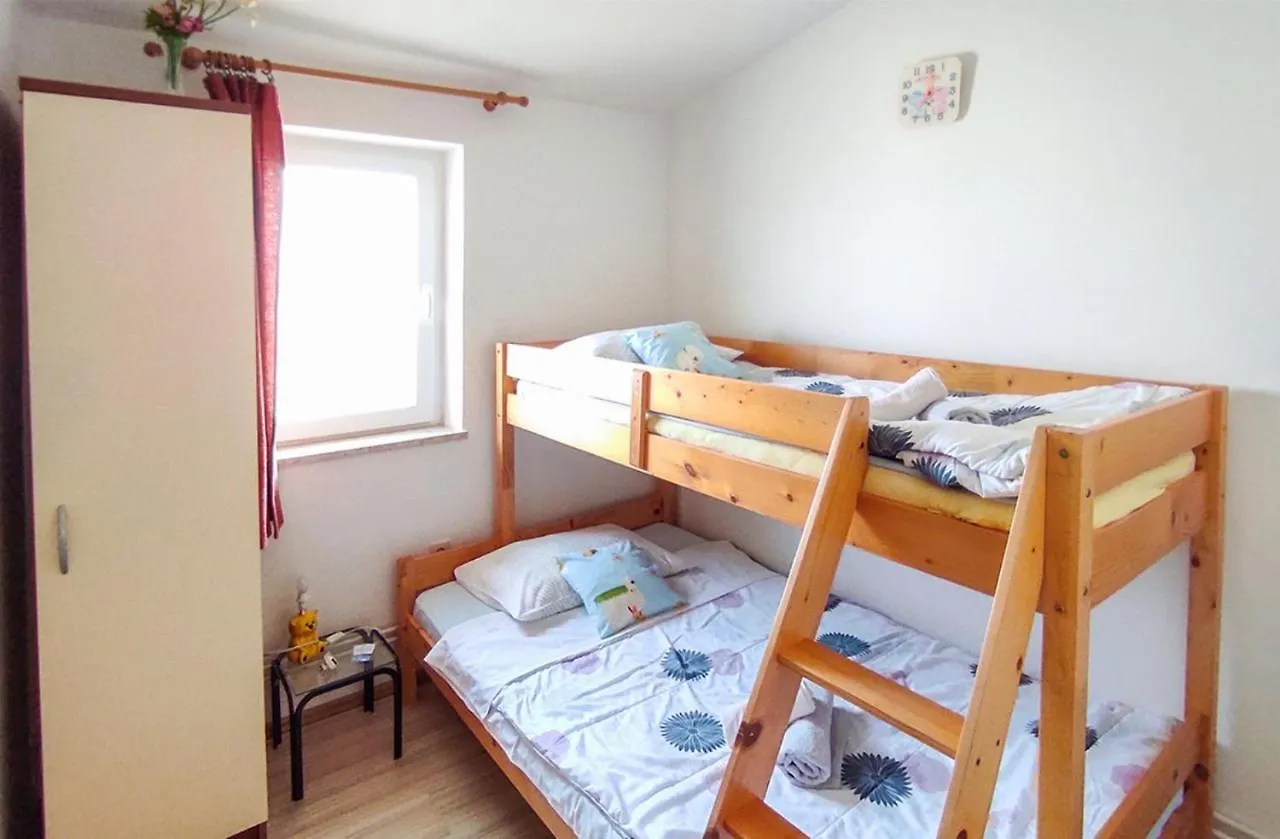 Apartment Meri, Spacious Apartment In A Quiet Location Near The Beach Medulin