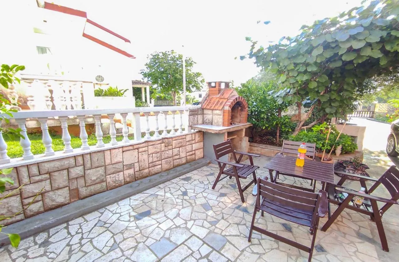 Apartment Meri, Spacious Apartment In A Quiet Location Near The Beach Medulin Croatia