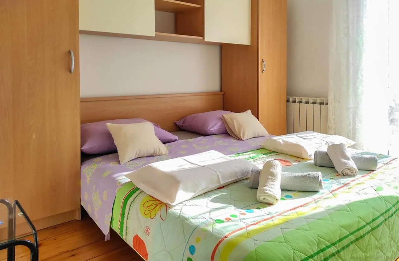Apartment Meri, Spacious Apartment In A Quiet Location Near The Beach Medulin
