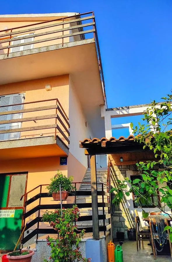Apartment Meri, Spacious Apartment In A Quiet Location Near The Beach Medulin