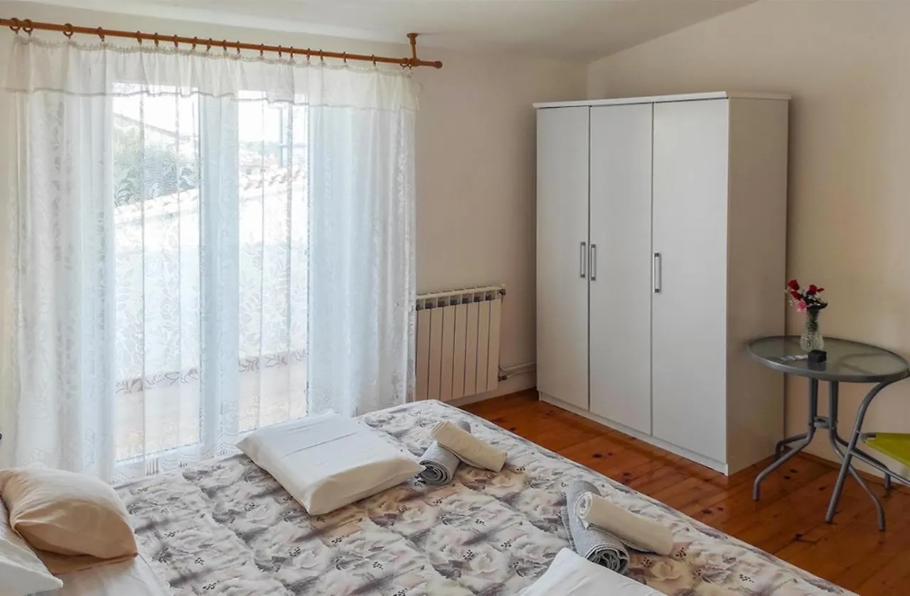 Apartment Meri, Spacious Apartment In A Quiet Location Near The Beach Medulin Croatia
