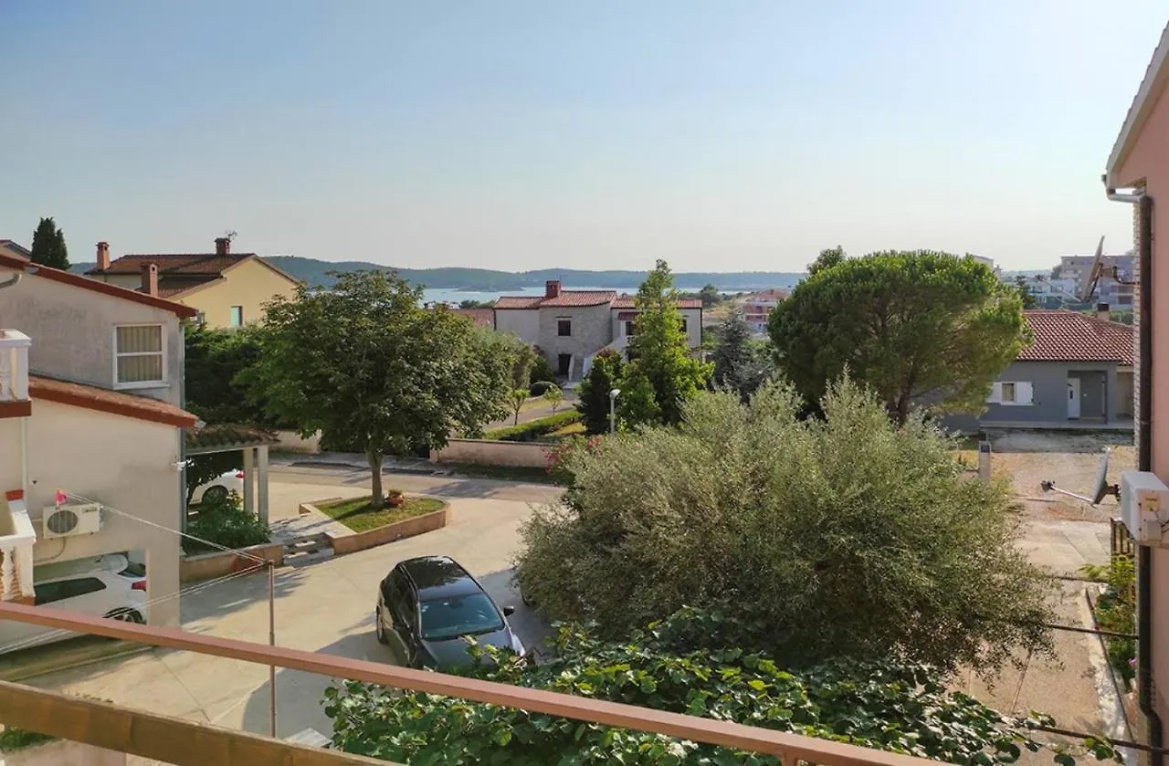 Apartment Meri, Spacious Apartment In A Quiet Location Near The Beach Medulin