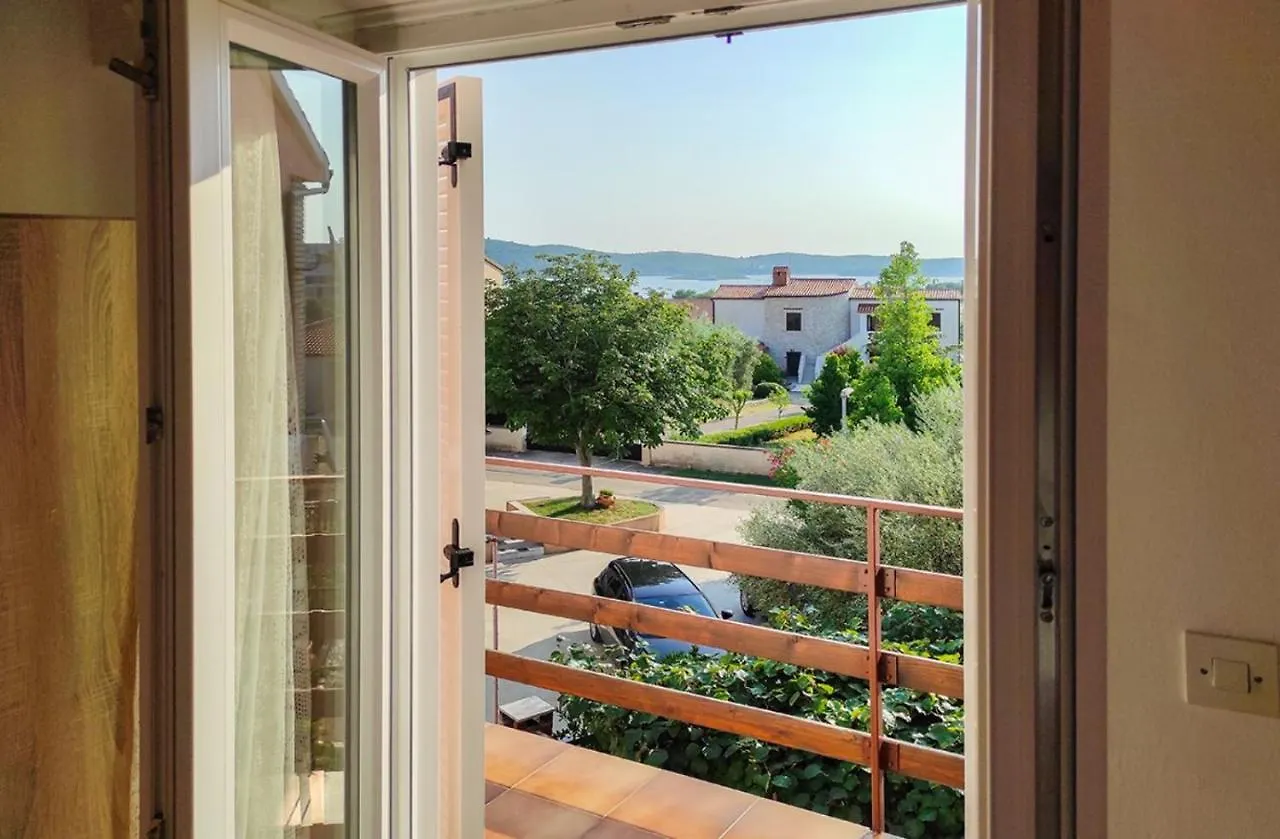 Apartment Meri, Spacious Apartment In A Quiet Location Near The Beach Medulin