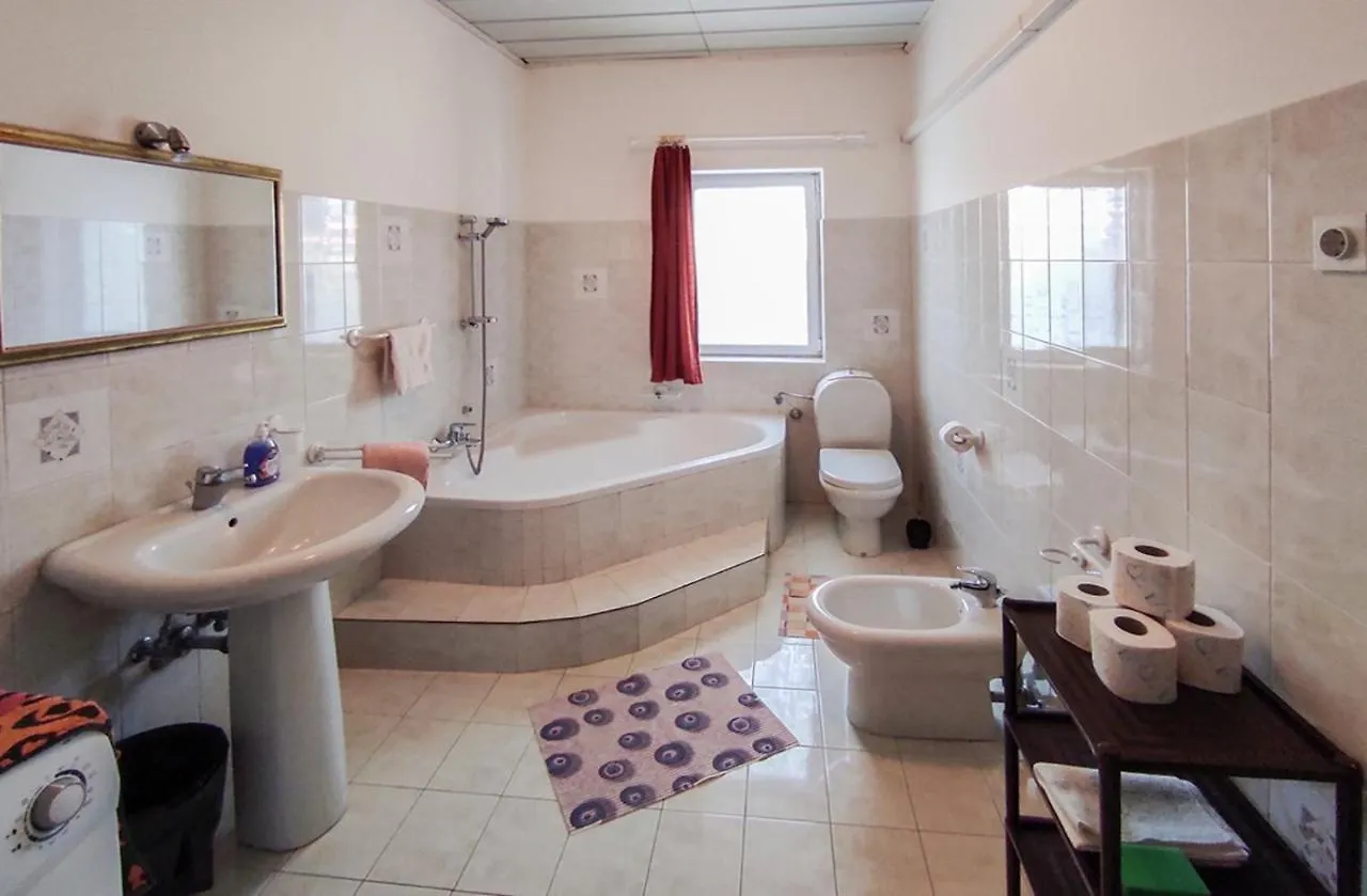 Apartment Meri, Spacious Apartment In A Quiet Location Near The Beach Medulin