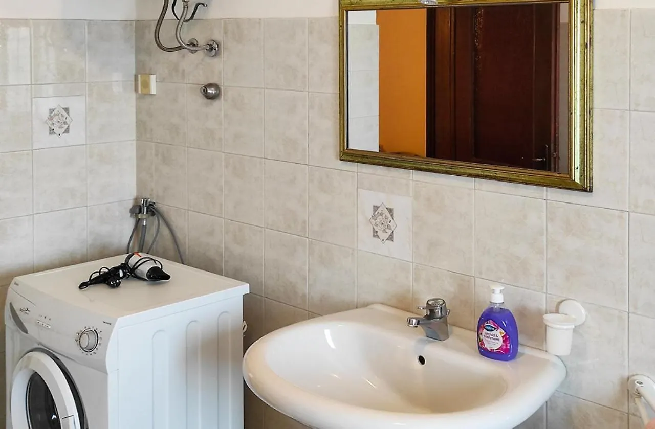 Apartment Meri, Spacious Apartment In A Quiet Location Near The Beach Medulin