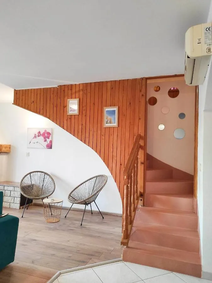 Apartment Meri, Spacious Apartment In A Quiet Location Near The Beach Medulin
