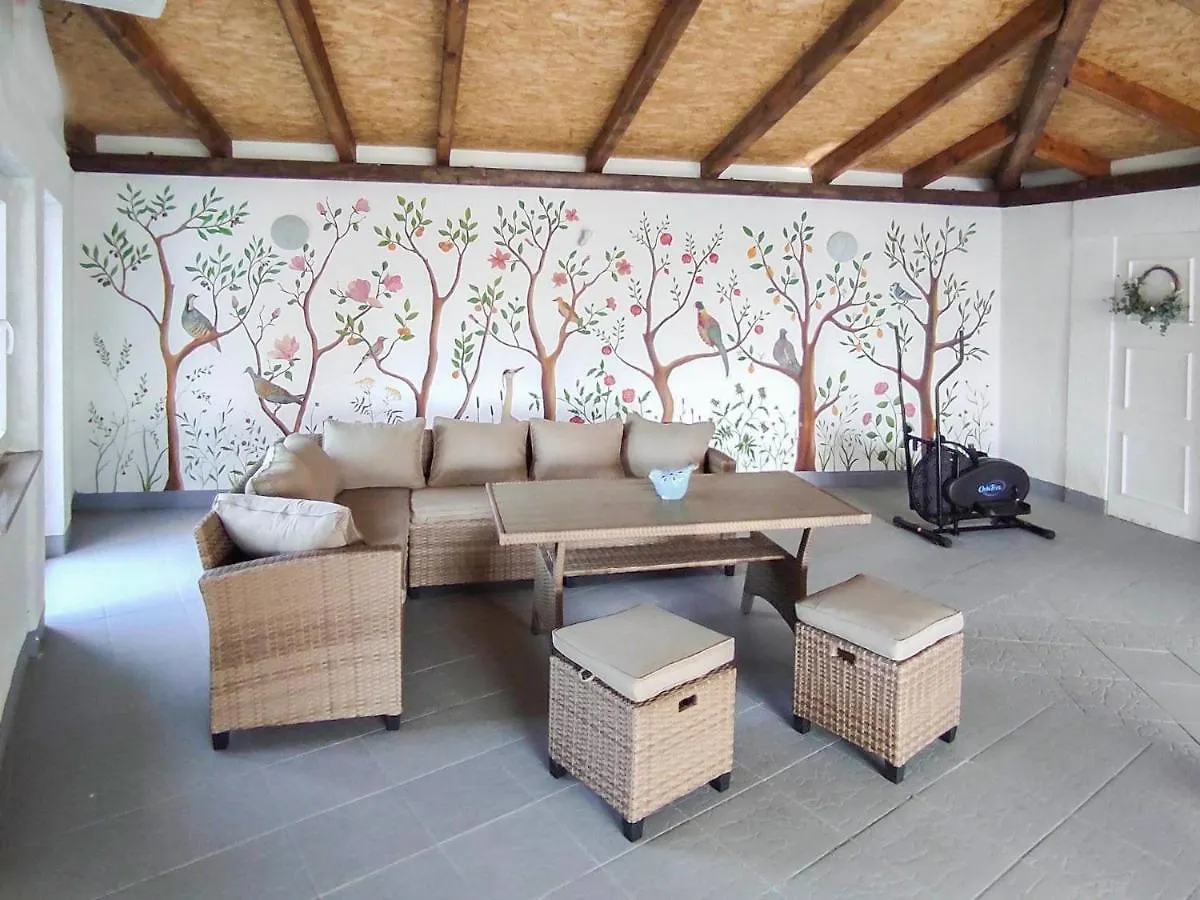 Apartment Meri, Spacious Apartment In A Quiet Location Near The Beach Medulin