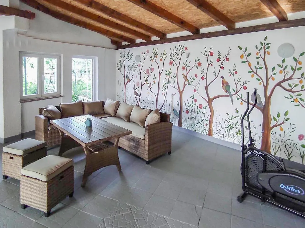 Apartment Meri, Spacious Apartment In A Quiet Location Near The Beach Medulin Croatia